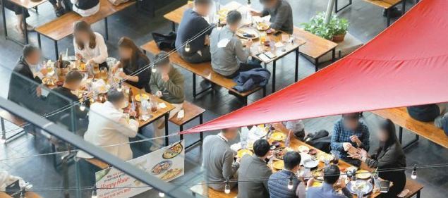 서울 광화문 인근의 한 음식점 내 여러 테이블에서 6, 7명이 둘러앉아 함께 식사를 하고 있다. 뉴스1