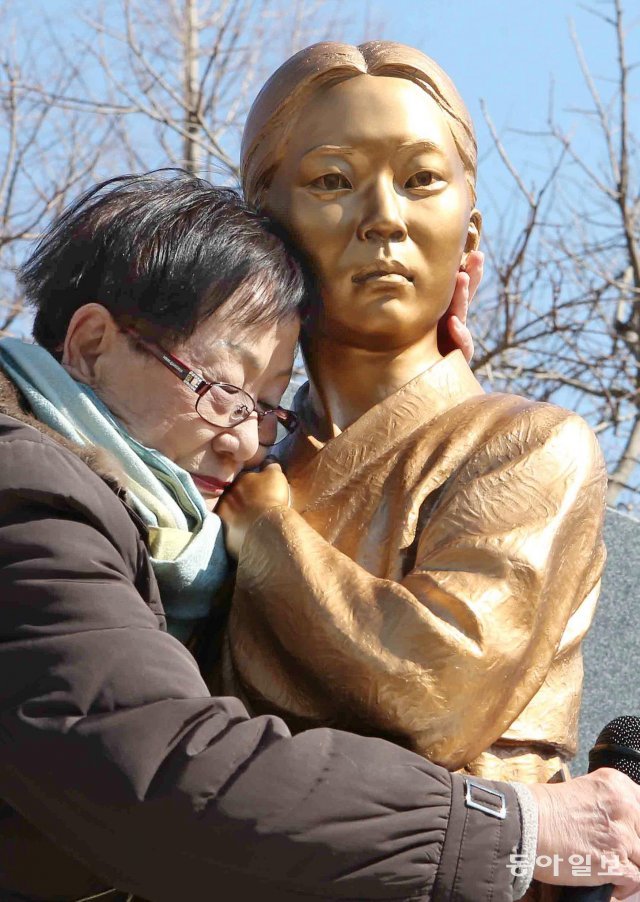 부산 부산진구 어린이대공원 학생교육문화회관 광장에서열린 ‘평화의 소녀상’ 제막식에서 김문숙 정신대문제대책부산협의회장이 감회어린 표정으로소녀상을 껴안고 있다. 2016.3.1. 동아일보 DB