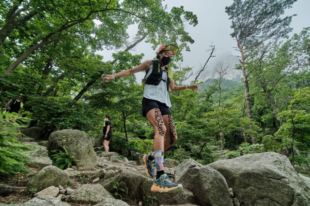 ‘한국 여자마라톤의 전설’ 권은주 프리랜서 마라톤 감독은 주말엔 지인들과 산을 달리는 트레일러닝을 하며 몸을 만들고 있다. 권은주 감독 제공.