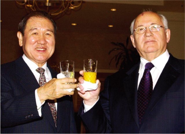 2001년 11월 17일 ‘제17회 인촌(仁村) 기념강좌’ 강연을 위해 방한한 미하일 고르바 초프 전 소련 대통령(오른쪽)이 한소 정상회담 파트너였던 노태우 전 대통령과 제주 신라호텔 월라룸에서 재회했다. [동아DB]