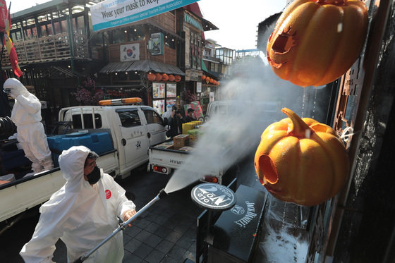 ‘핼러윈 데이’가 이틀 앞으로 다가온 29일 서울 용산구 이태원 세계음식거리에서 용산구청 관계자들이 방역을 하고 있다. 2021.10.29/뉴스1 © News1