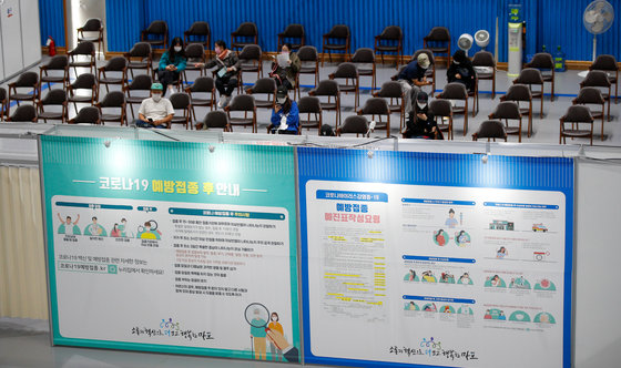 서울 마포구민체육센터에 마련된 코로나19 예방접종센터에서 시민들이 이상반응 모니터링을 하고 있다./뉴스1 © News1