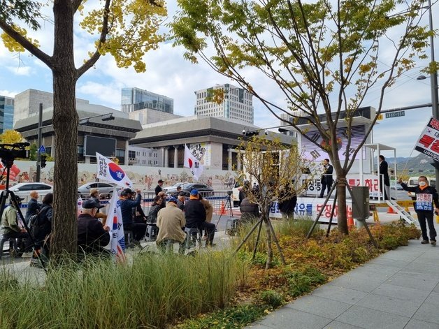 이동욱 전 경기의사협회장과 나라지킴이고교연합 등 보수성향 단체는 오후 2시부터 서울 광화문 교보문고 앞에서 49인 규모의 집회를 진행했다. © 뉴스1/