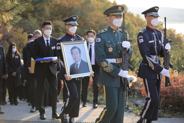 30일 파주 검단사에서 진행된 노태우 전 대통령 유해 안치식. © 뉴스1