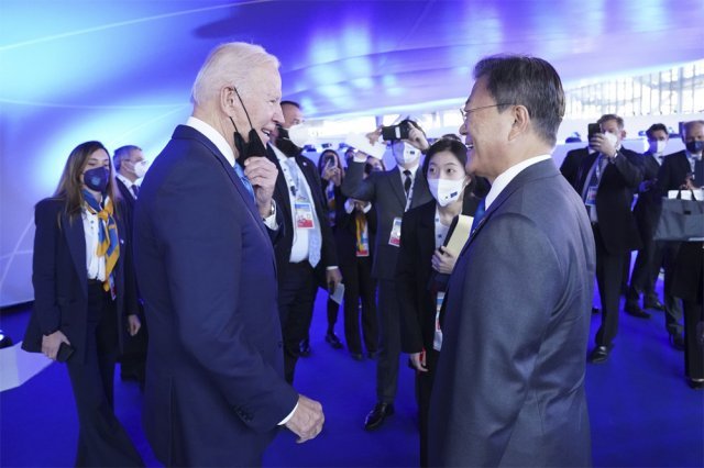 문재인 대통령이 30일(현지시간) 이탈리아 로마 누볼라 컨벤션에서 열린 G20 공식 환영식에 도착해 조 바이든 미국 대통령과 대화하고 있다. 
2021.10.30. 뉴시스