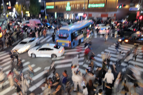핼러윈 데이를 하루 앞둔 30일 서울 용산구 이태원역 일대에서 시민들이 무단횡단을 하고 있다. 2021.10.30/뉴스1 © News1