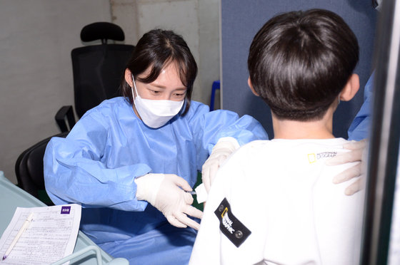광주 북구 두암동 한 병원에서 고등학생이 화이자 백신을 접종하고 있다./뉴스1 © News1