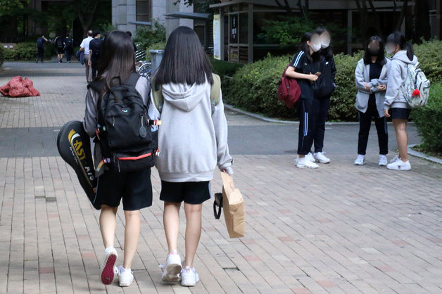 서울 시내 한 중학교 학생들이 하교하는 모습./뉴스1 © News1