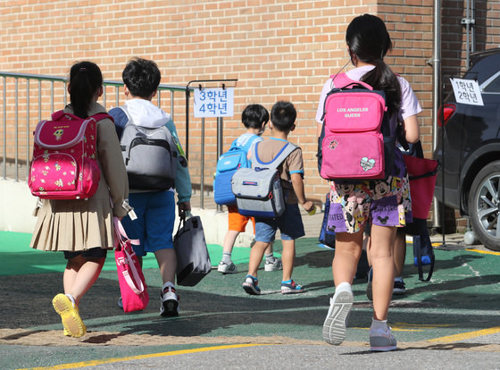 서울 한 초등학교에서 학생들이 등교하는 모습. /뉴스1 © News1