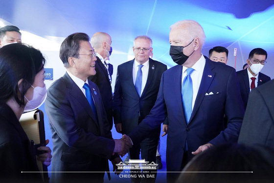 문재인 대통령이 30일(현지시간) 이탈리아 로마 누볼라 컨벤션 센터에서 열린 주요 20개국(G20) 정상회의에서 기념촬영전 정상 라운지에서 조 바이든 미 대통령과 만나 대화하고 있다. (청와대 페이스북) 2021.10.30