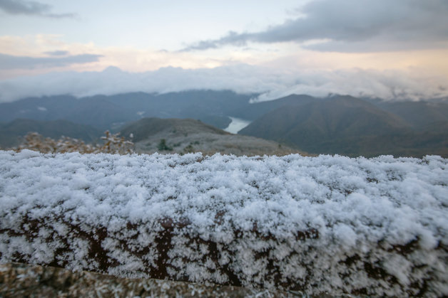 20일 강원 평창군 발왕산 정상(1458m) 일원에 첫 눈이 내려 설경을 연출했다. 전날 강원 중북부 산간에는 올가을 첫 눈이 관측됐다.(용평리조트 제공) 2021.10.20/뉴스1
