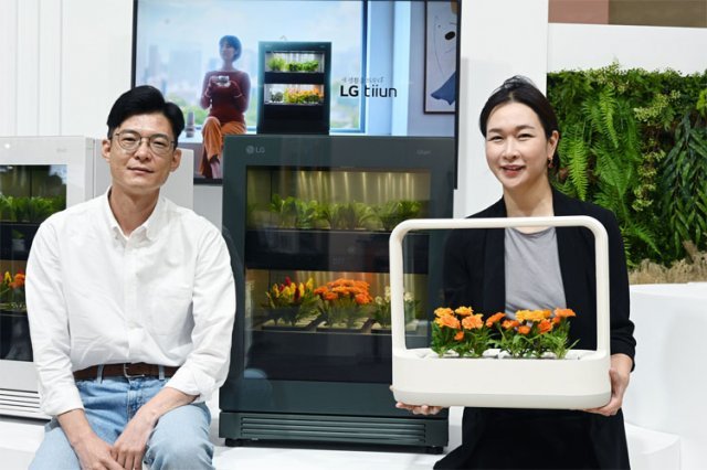 서울 강남구 코엑스에서 열린 한국전자전에서 LG전자 임기영 키친어플라이언스연구소 책임연구원(왼쪽)과 이현지 신사업마케팅실장이 식물생활가전 ‘LG 틔운’과 ‘LG 틔운 미니’를 소개하고 있다. LG전자 제공