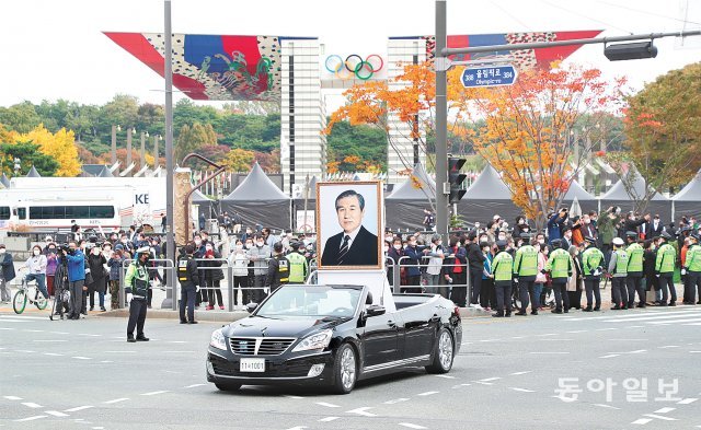 노태우 전 대통령 국가장 영결식이 지난달 30일 서울 송파구 올림픽공원 평화의광장에서 엄수됐다. 노 전 대통령의 영정사진과 운구행렬이 올림픽공원 평화의광장을 빠져나오고 있다. 김재명 기자 base@donga.com