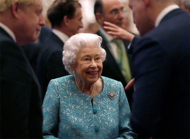 지난달 19일 영국 엘리자베스 2세 여왕(가운데)이 윈저성에서 열린 글로벌 투자 서밋 환영행사에서 보리스 존슨 총리(왼쪽) 등과 대화를 나누고 있다. 95세인 여왕은 이 행사 다음 날 입원하며 건강이상설이 제기됐다. AP 뉴시스