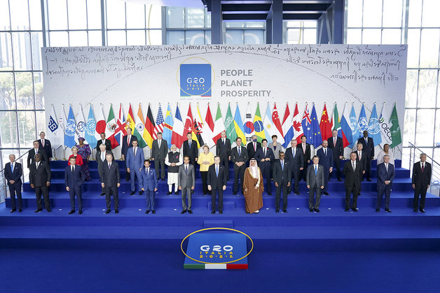 문재인 대통령이 30일(현지시간) 이탈리아 로마 누볼라 컨벤션센터에서 열린 주요 20개국(G20) 정상회의 공식환영식에서 참석 국가 정상들과 기념촬영을 하고 있다. (청와대 제공) 뉴스1