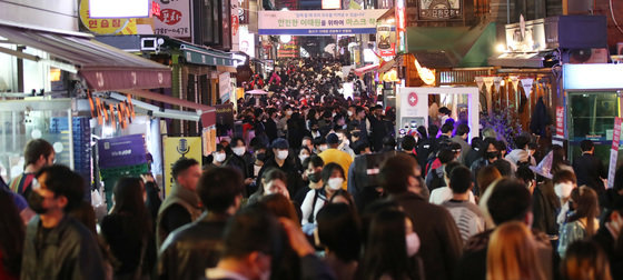 핼러윈데이인 31일 오후 서울 이태원 거리가 시민들로 북적이고 있다. 내일(11월 1일) 오전 5시부터 ‘단계적 일상회복’(위드 코로나) 첫 단계 방역완화 계획이 시행된다. 2021.10.31/뉴스1 © News1