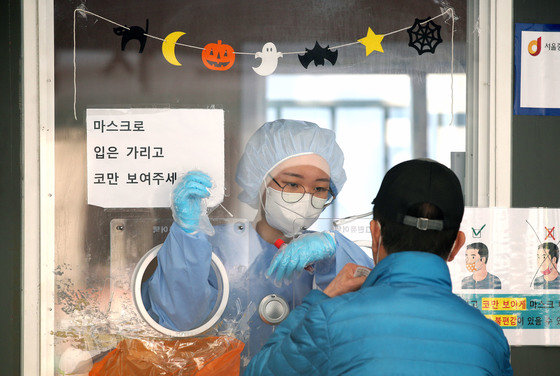31일 오전 서울역광장에 마련된 신종 코로나바이러스 감염증(코로나19) 중구 임시선별검사소에서 한 시민이 검사를 받고 있다. 이2021.10.31/뉴스1 © News1