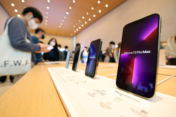 애플의 스마트폰 아이폰13 시리즈 판매가 시작된 8일 서울 강남구 Apple 가로수길에서 고객들이 아이폰13을 살펴보고 있다. 2021.10.8/뉴스1 © News1 박세연 기자