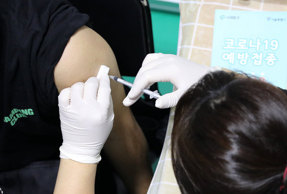 26일 오후 서울 서대문구 북아현문화체육센터에 마련된 신종 코로나바이러스 감염증(코로나19) 백신 예방접종센터를 찾은 시민이 백신 접종을 하고 있다.  2021.10.26/뉴스1 © News1