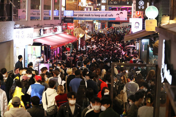 핼러윈 데이를 하루 앞둔 30일 서울 용산구 이태원 세계음식거리에 시민들이 북적이고 있다. 2021.10.30/뉴스1 © News1