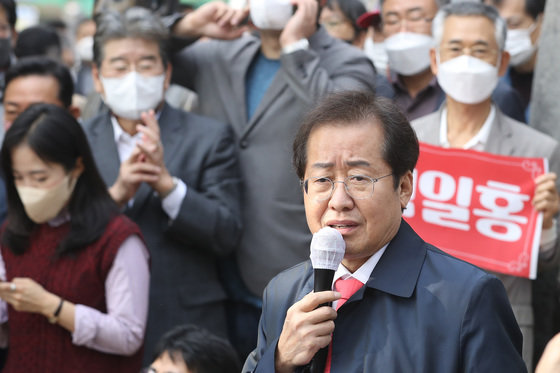 국민의힘 대선 경선 후보 홍준표 의원이 1일 오후 자신의 지역구인 대구 수성못 상화동산에서 대선 승리를 위한 특별 기자회견을 열고 대구·경북 시도민과 당원들께 드리는 호소문을 낭독한 뒤 지지를 호소하고 있다. 2021.11.1/뉴스1 © News1