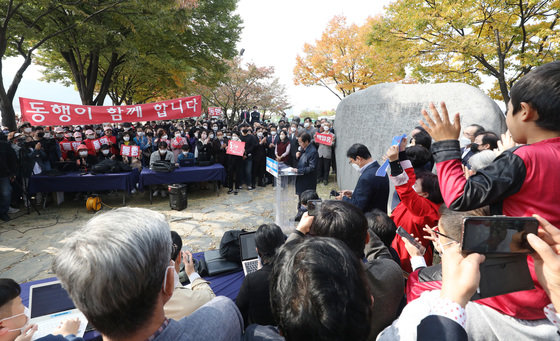 국민의힘 대선 경선 후보 홍준표 의원이 1일 오후 자신의 지역구인 대구 수성못 상화동산에서 대선 승리를 위한 특별 기자회견을 열고 대구·경북 시도민과 당원들께 드리는 호소문을 낭독한 뒤 지지를 호소하고 있다. 한 어린이가 목말을 탄 채 박수를 치고 있다. 2021.11.1/뉴스1 © News1