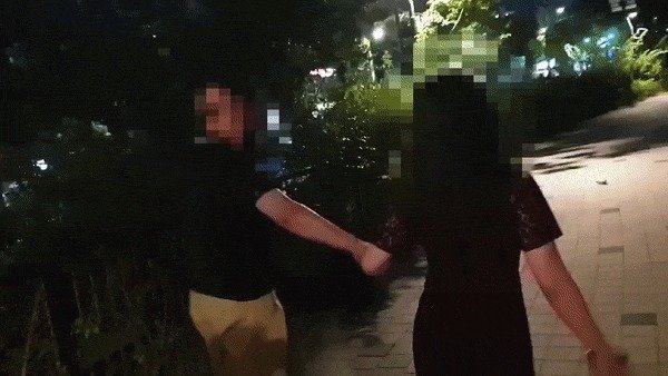 40대 가장이 만취한 20대 여성으로부터 무차별 폭행당하는 모습. (온라인 커뮤니티 갈무리) © 뉴스1