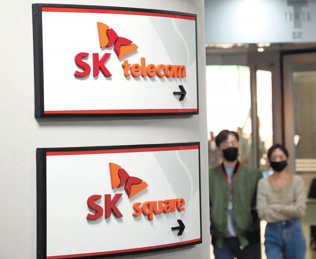 SK텔레콤이 존속법인 ‘SK텔레콤’과 투자회사  ‘SK스퀘어’로 분할된 첫날인 1일 서울 중국 SKT T타워로비에 새 기업이미지(CI)가 걸려 있다.