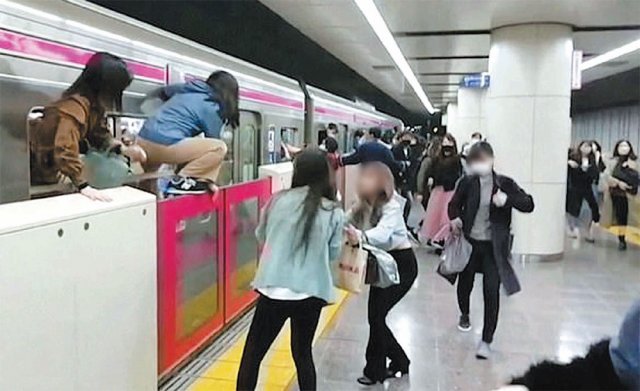 닫힌 출입문-스크린도어… 창문으로 탈출하는 승객들 지난달 31일 일본 도쿄 신주쿠로 향하던 특급 전철 
게이오센에서 20대 남성이 갑자기 칼을 휘두른 뒤 전철 안에서 불을 내서 17명이 다치는 사건이 발생했다. 승객의 비상연락을 받은
 전철은 고쿠료역에 긴급 정차했고 전철 문이 열리지 않자 승객들은 창문을 통해 탈출했다. 사진 출처 트위터