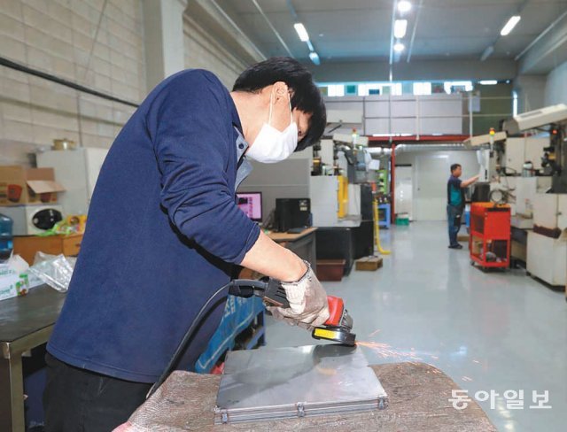 지난달 27일 경기 안산시 시화공단에 있는 자동차부품 제조사에서 한 직원이 부품을 가공하고 있다. 현대차·기아의 친환경차 생산 
비중이 높아지면서 내연기관 자동차 부품을 생산하는 이 화사의 발주 물량이 크게 줄었다. 안산=김동주 기자 zoo@donga.com