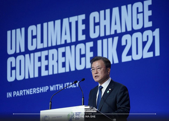 문재인 대통령이 1일(현지시각) 영국 글래스고 스코틀랜드 이벤트 캠퍼스에서 열린 제26차 유엔 기후변화협약 당사국총회(COP26)에서 기조연설하고 있다. (청와대 페이스북) 2021.11.2/뉴스1