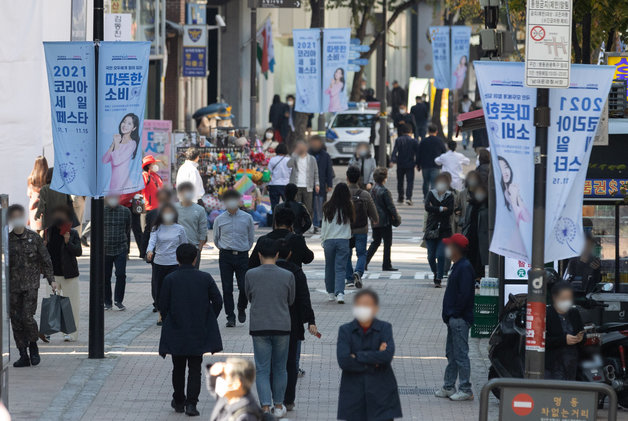서울 중구 명동거리에서 직장인들이 점심식사를 위해 발걸음을 옮기고 있다. ⓒ News1