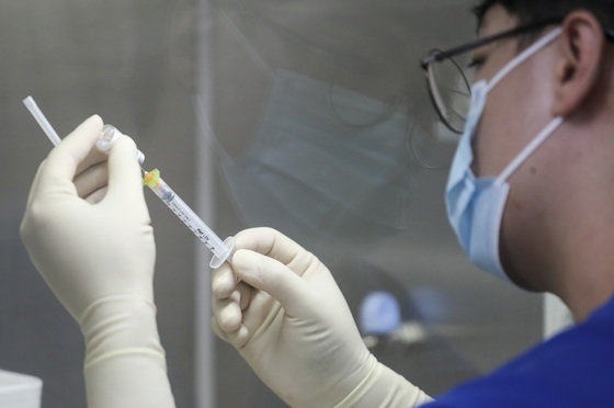 12일 오후 서울 중구 국립중앙의료원에서 의료진이 백신을 분주하고 있다. 뉴스1