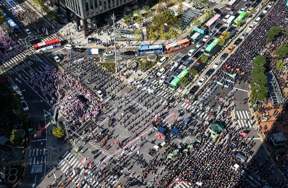 민주노총 조합원들이 지난달 20일 서울 서대문사거리를 점거, 총파업 집회를 열고 있다. 2021.10.20/뉴스1 © News1