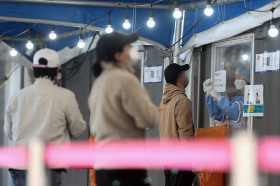 서울역광장 신종 코로나바이러스 감염증(코로나19) 임시선별진료소에서 시민들이 검사를 받고있다. 2021.11.2/뉴스1 © News1
