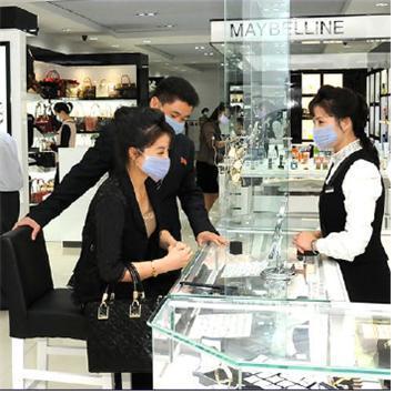 평양의 한 백화점 화장품 매장에 외국 브랜드인 ‘메이블린’ 매대가 자리하고 있는 모습.(월간지 ‘조선’ 갈무리)© 뉴스1