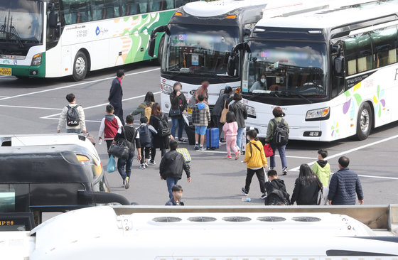 2일 오후 제주국제공항에서 단체 관광객들이 전세버스에 오르고 있다. 2021.11.2/뉴스1 © News1