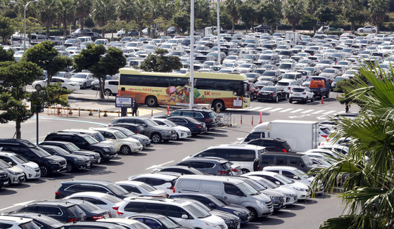 2일 오후 제주국제공항 주차장이 차량으로 가득 차 있다. 2021.11.2/뉴스1 © News1