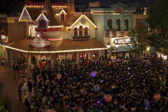 중국 상하이 디즈니랜드를 방문했던 관람객 3만여명이 코로나19 검사를 받기 위해 줄을 서있다. 사진=AP/뉴시스