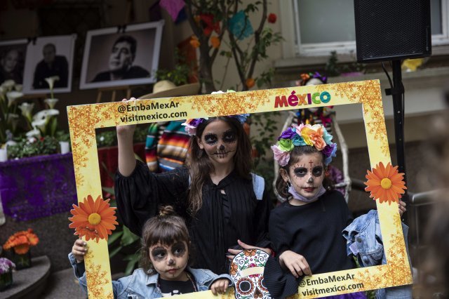 10월 31일 죽은 자의 날 기념식 중 아르헨티나 부에노스아이레스의 멕시코 대사관 입구에 있는 제단 앞에서 어린이들이 사진을 찍고 있다. AP 뉴시스