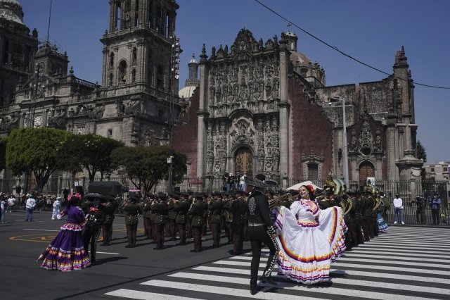 10월 31일 멕시코시티 레포르마 애비뉴에서 죽은 자들의 날 퍼레이드 참가자들이 공연을 펼치고 있다. AP 뉴시스