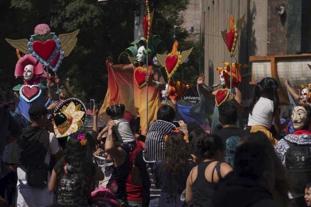 31일 멕시코시티에서 시민들이 죽은 자들의 날 축제 기간 동안 펼쳐지는 퍼레이드를 바라보고 있다. AP 뉴시스