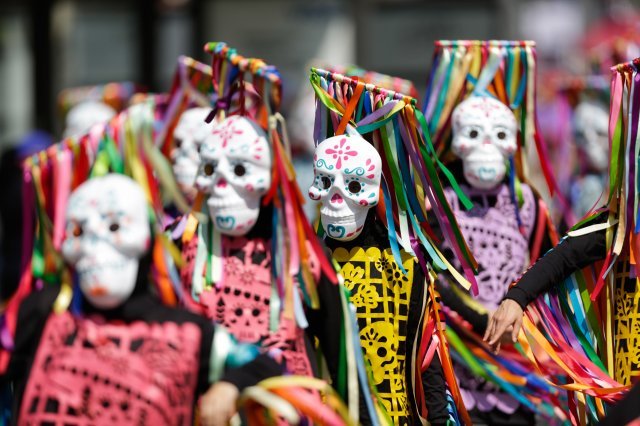 해골 가면을 쓴 시민들이 죽은 자들의 날 퍼레이드에 참석해 있다. 신화 뉴시스