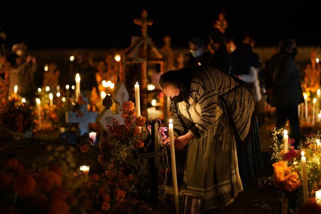 1일 멕시코 미초아칸주 주도 모렐리아의 아로쿠틴 공동묘지에서 한 여성이 ‘죽은 자의 날’(Day of the Dead)을 맞아 사랑하는 사람의 무덤에 촛불을 밝히고 있다. AP 뉴시스