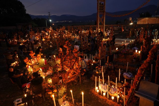 1일 멕시코 시민들이 사랑하는 사람들의 무덤에서 밤을 보내고 있습니다. AP 뉴시스