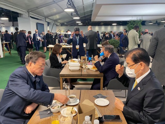 문 대통령이 정의용 외교부 장관과 마주 앉아 샌드위치와 커피를 마시는 모습. 탁현민 청와대 의전비서관 페이스북 갈무리