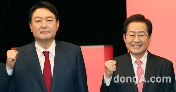 국민의힘 대선 주자인 윤석열 전 검찰총장(왼쪽)과 홍준표 의원. 사진공동취재단