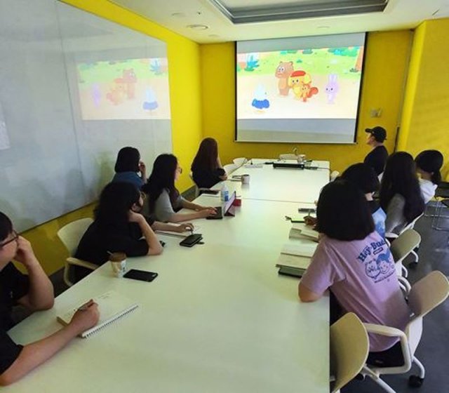 유니드캐릭터 직원들 회의 모습, 출처=유니드캐릭터