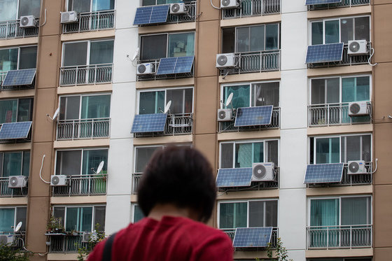 서울시내 한 아파트단지 내 각 세대 베란다에 태양광 패널이 설치돼 있다. 2021.9.23/뉴스1 © News1