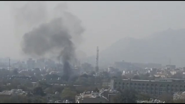 폭발이 일어난 병원에서 연기가 피어오르는 모습. (트위터 갈무리) © 뉴스1